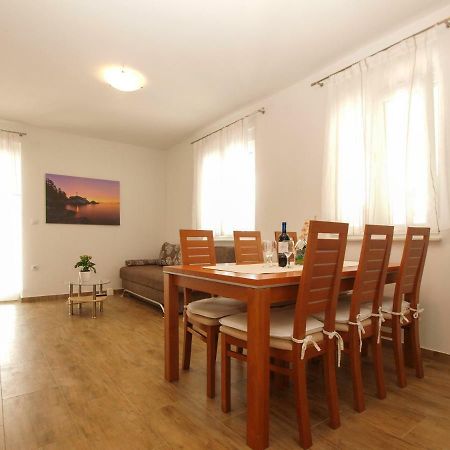 4 Stars Apartments-Pikula Fazana Bagian luar foto