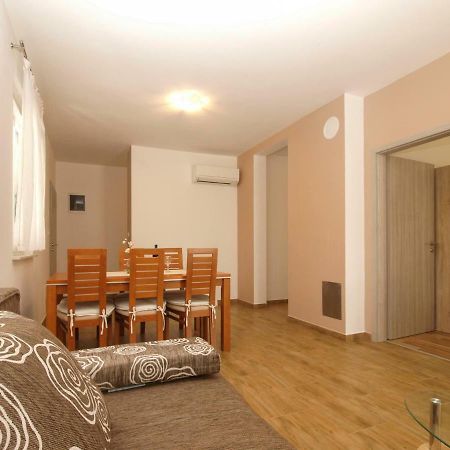 4 Stars Apartments-Pikula Fazana Bagian luar foto