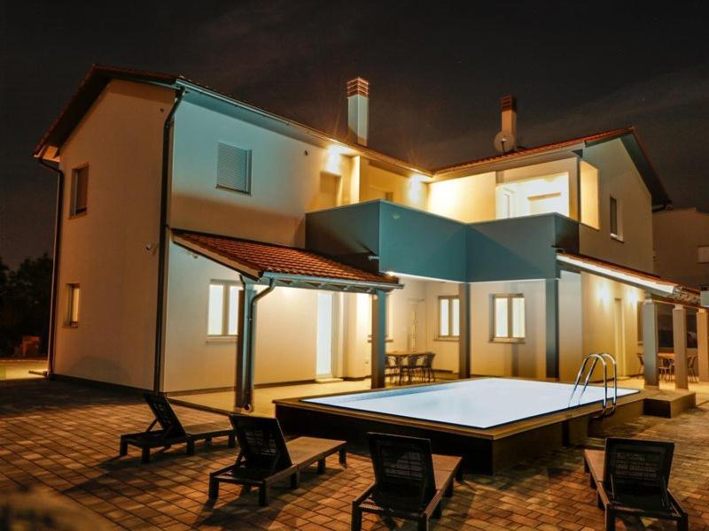 4 Stars Apartments-Pikula Fazana Bagian luar foto