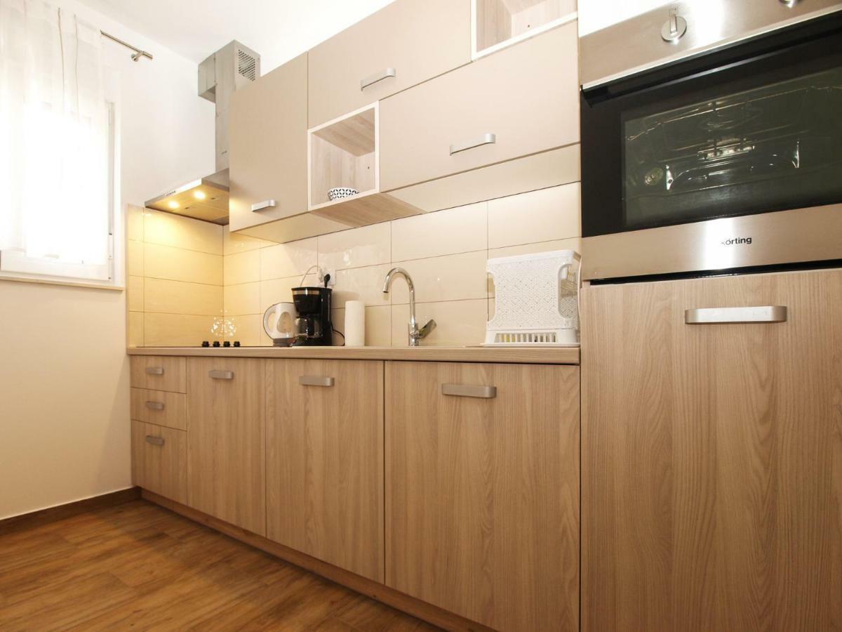 4 Stars Apartments-Pikula Fazana Bagian luar foto