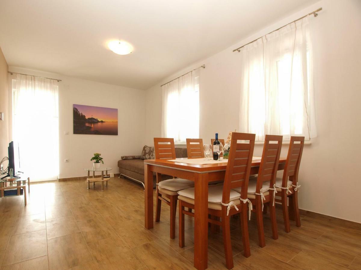4 Stars Apartments-Pikula Fazana Bagian luar foto