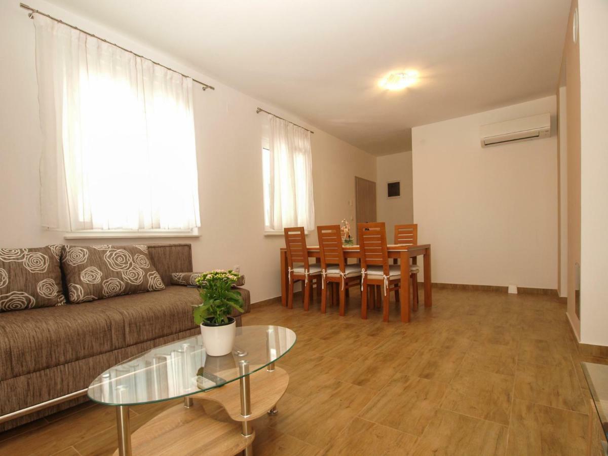 4 Stars Apartments-Pikula Fazana Bagian luar foto