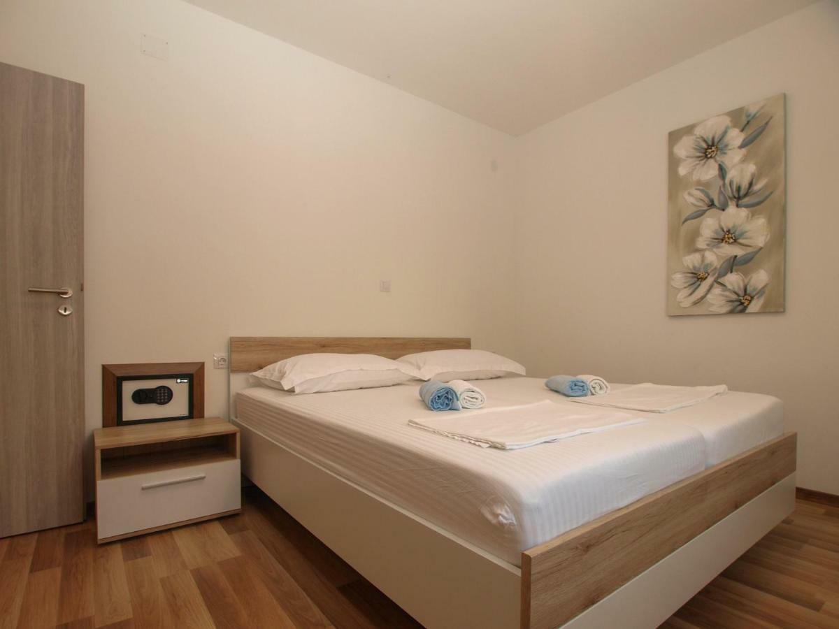 4 Stars Apartments-Pikula Fazana Bagian luar foto