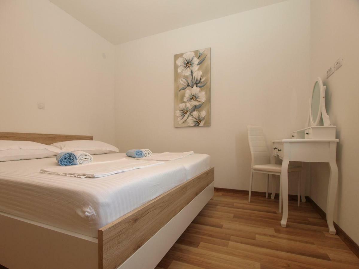 4 Stars Apartments-Pikula Fazana Bagian luar foto