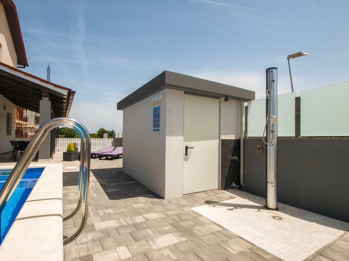 4 Stars Apartments-Pikula Fazana Bagian luar foto