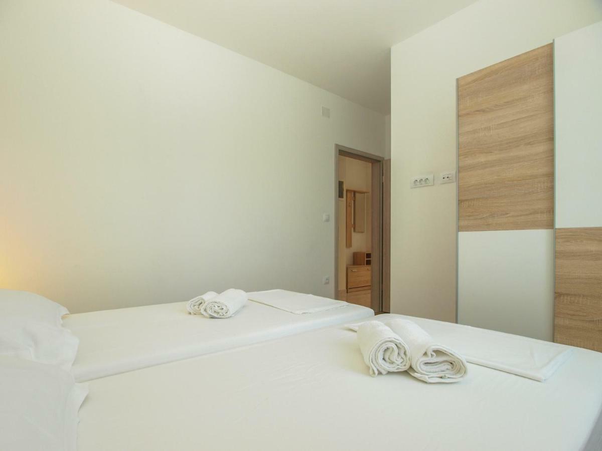 4 Stars Apartments-Pikula Fazana Bagian luar foto