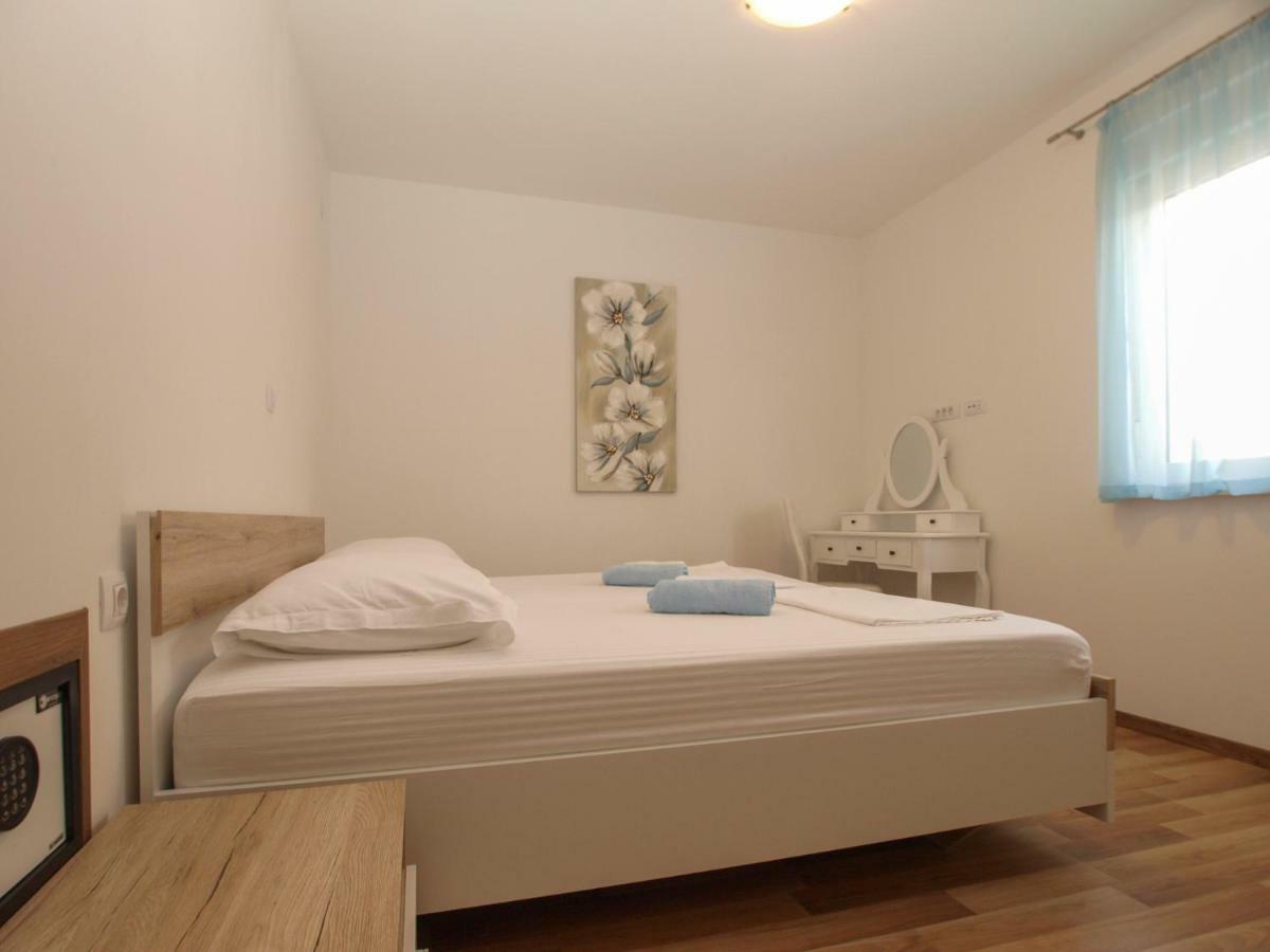 4 Stars Apartments-Pikula Fazana Bagian luar foto