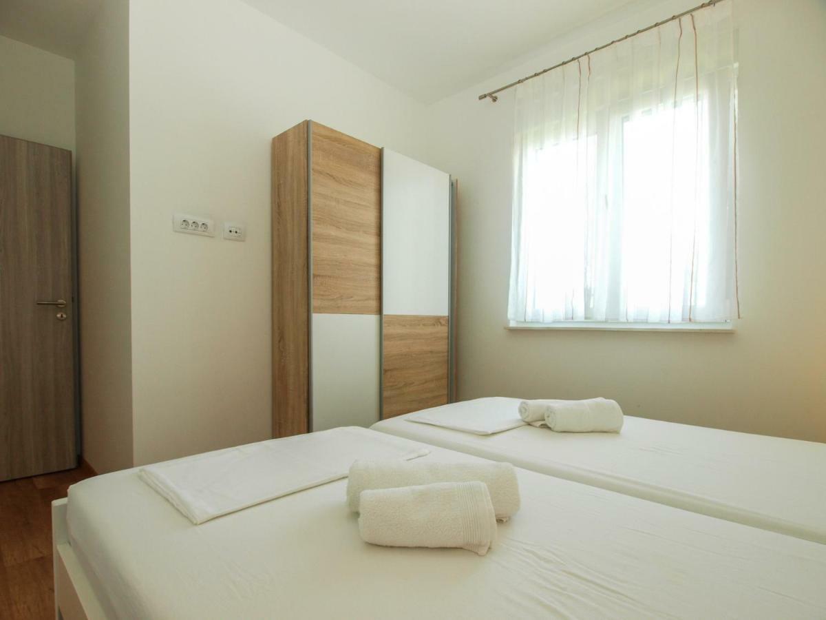 4 Stars Apartments-Pikula Fazana Bagian luar foto