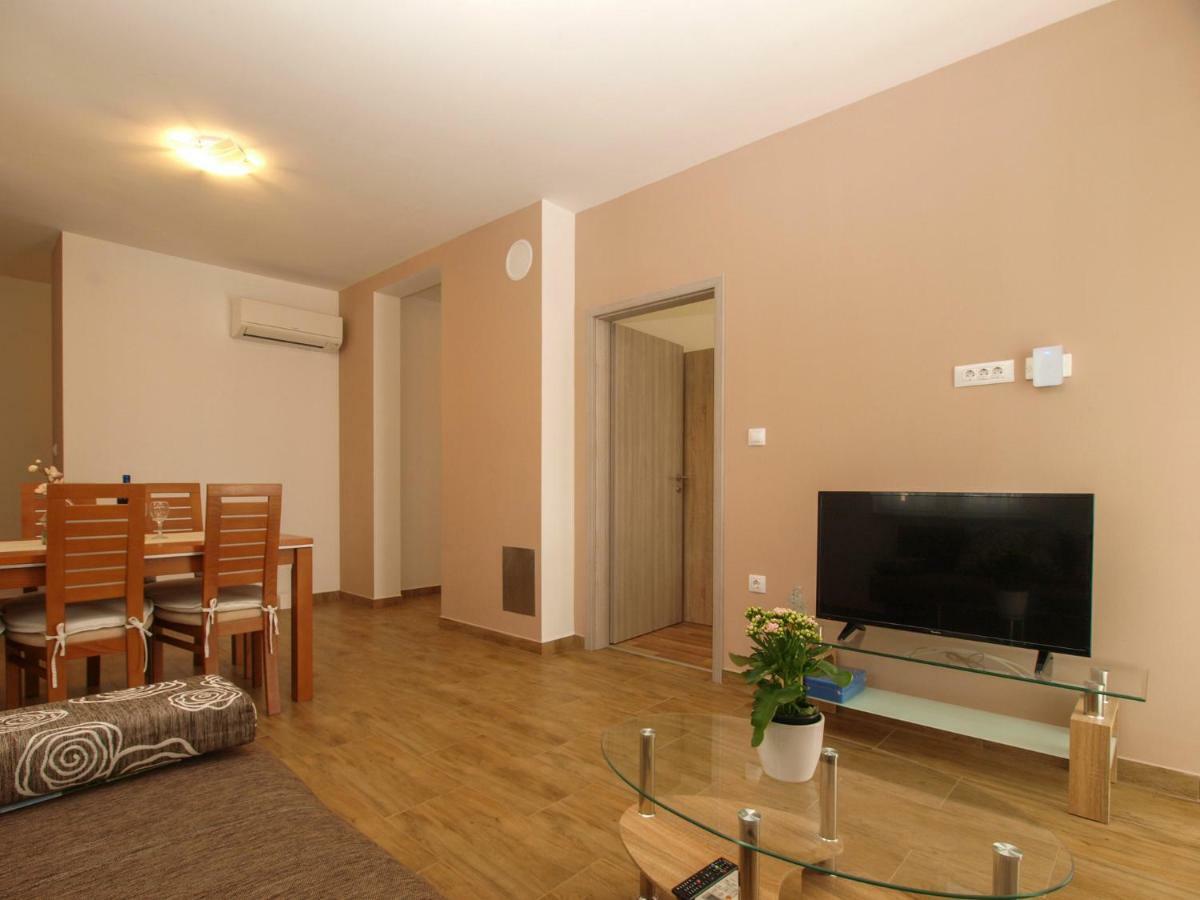 4 Stars Apartments-Pikula Fazana Bagian luar foto