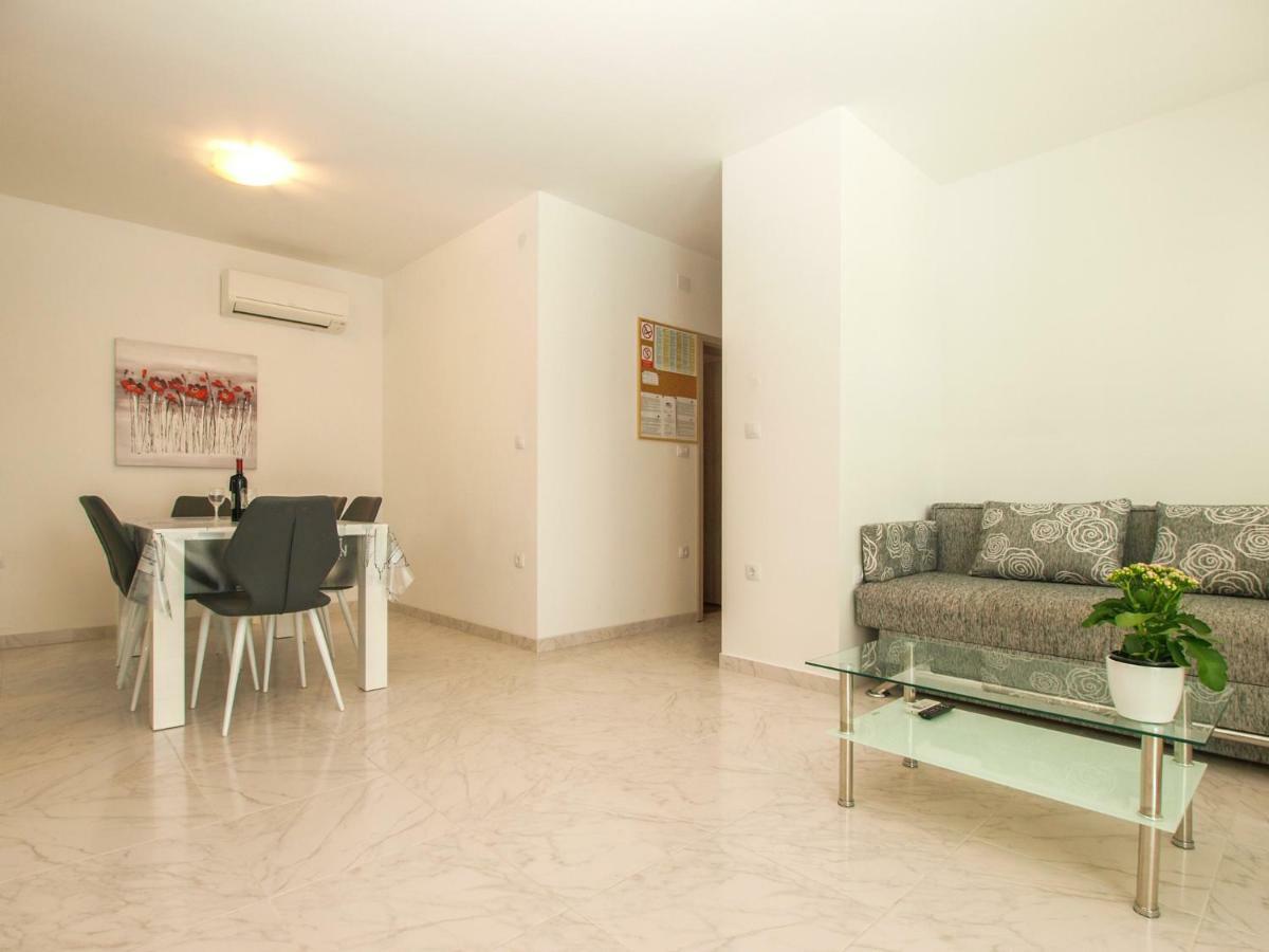4 Stars Apartments-Pikula Fazana Bagian luar foto