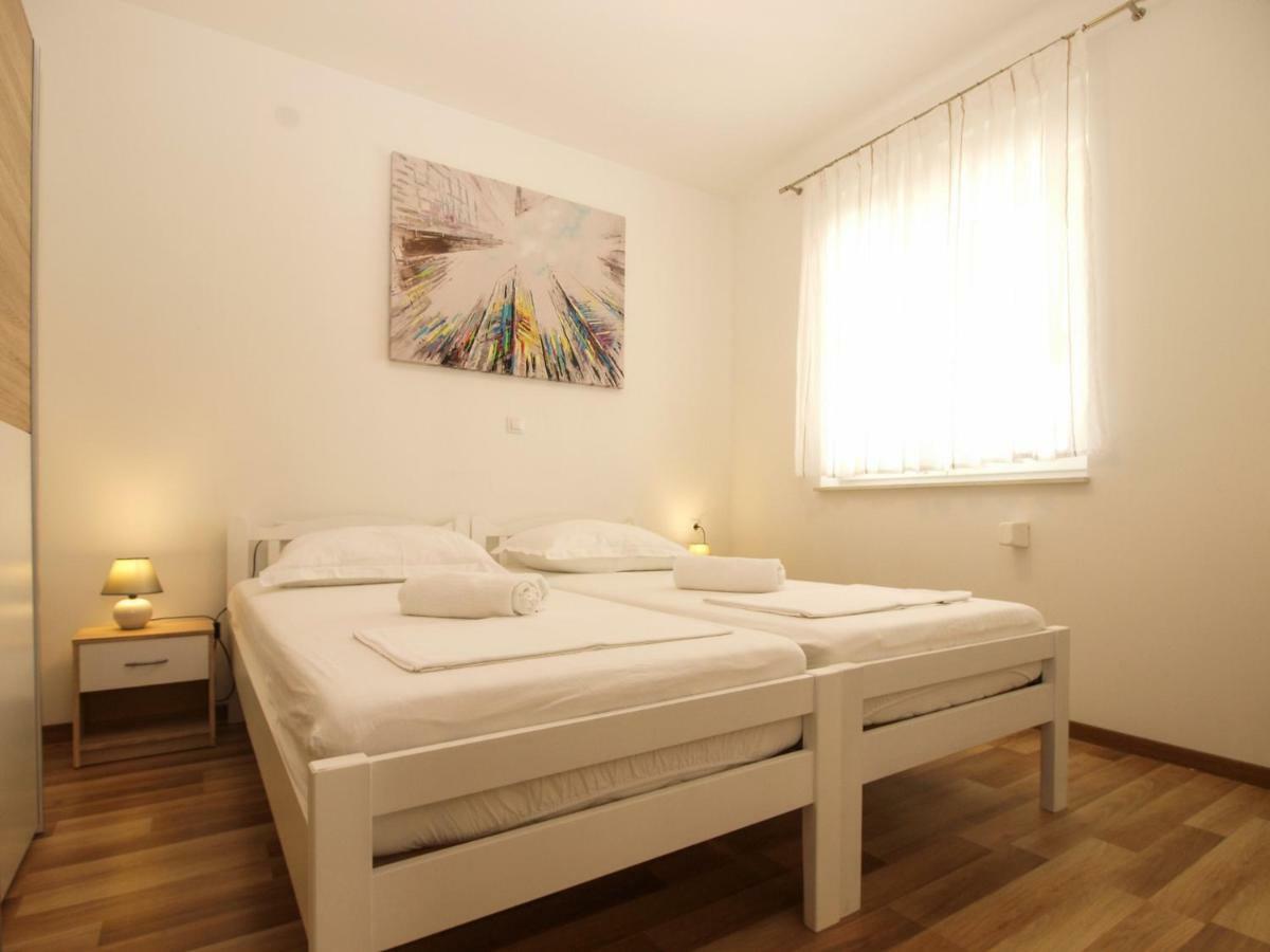 4 Stars Apartments-Pikula Fazana Bagian luar foto