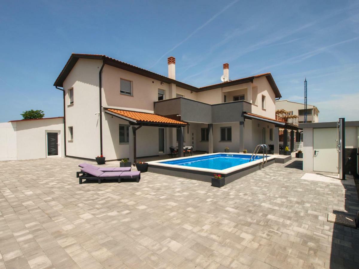 4 Stars Apartments-Pikula Fazana Bagian luar foto