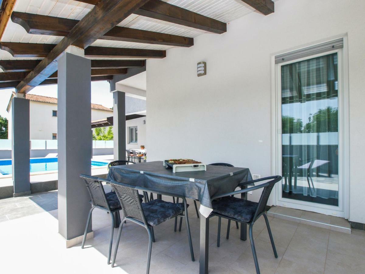 4 Stars Apartments-Pikula Fazana Bagian luar foto