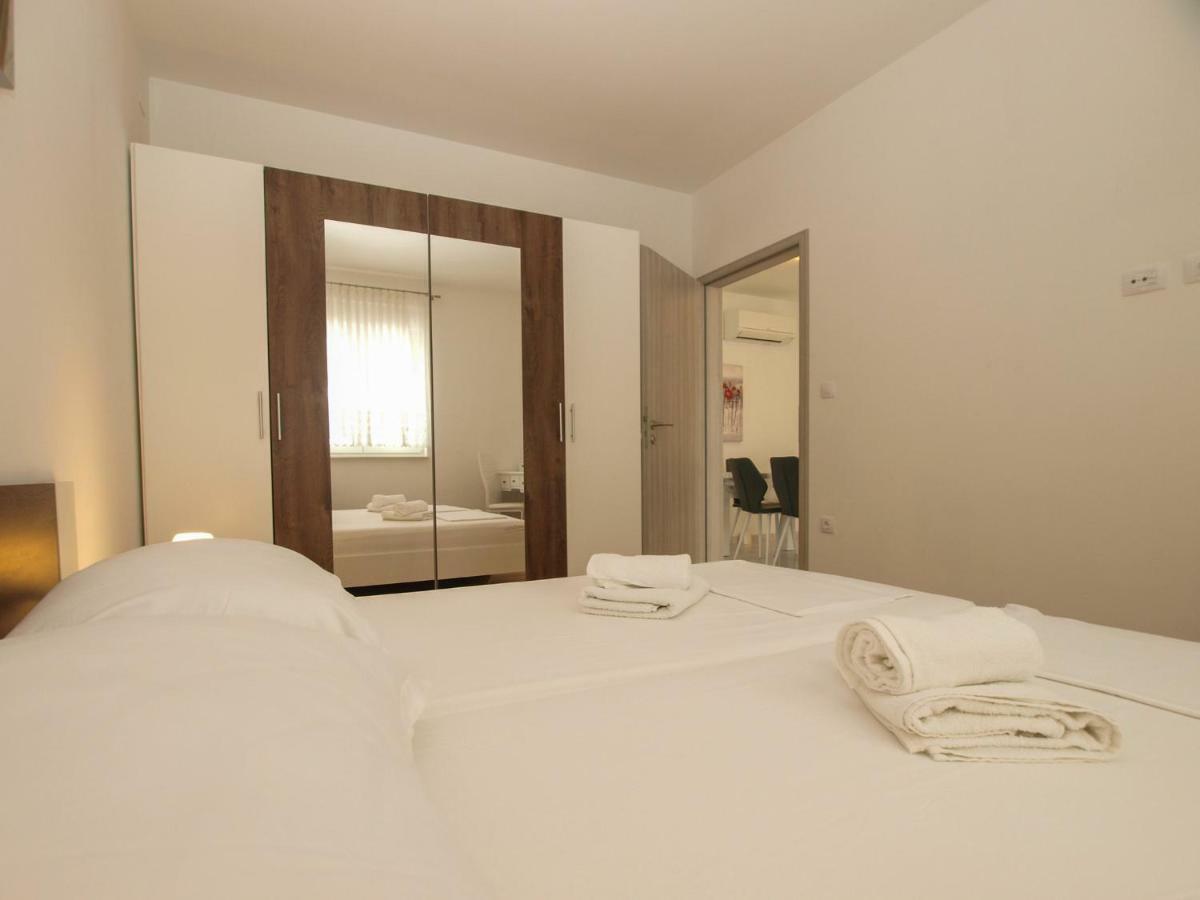 4 Stars Apartments-Pikula Fazana Bagian luar foto