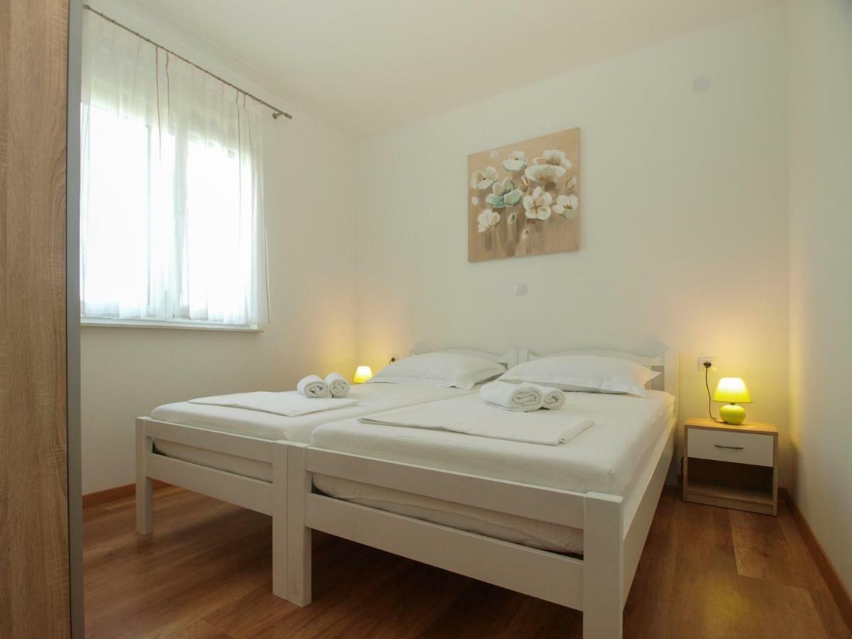 4 Stars Apartments-Pikula Fazana Bagian luar foto