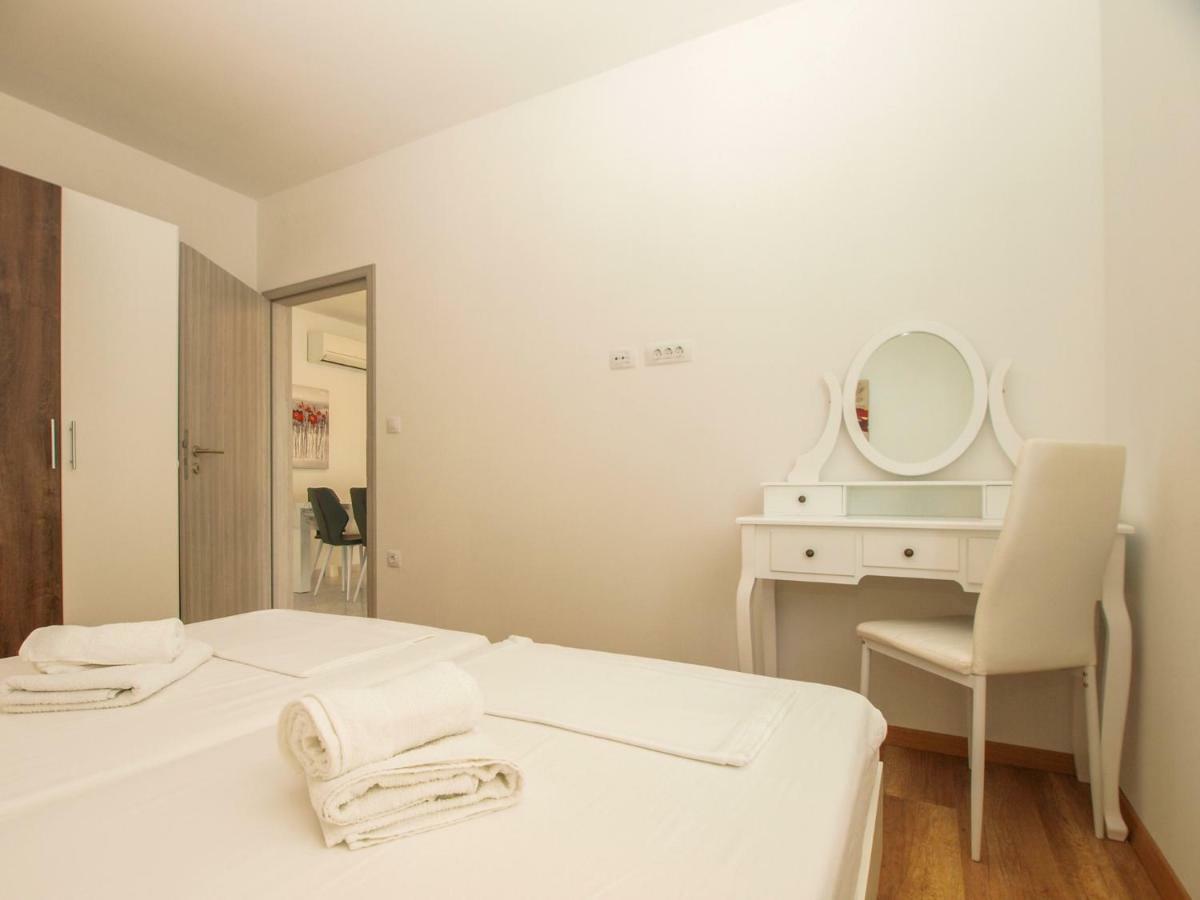 4 Stars Apartments-Pikula Fazana Bagian luar foto