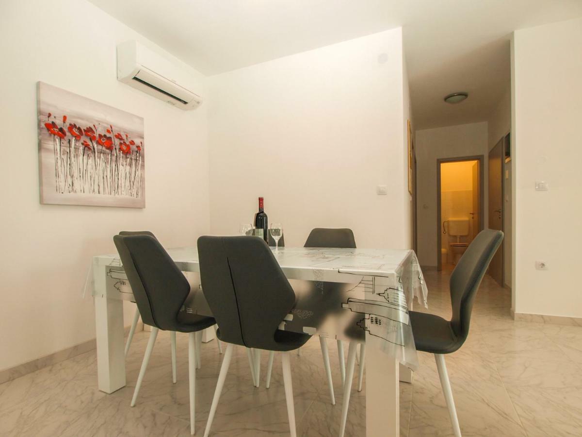 4 Stars Apartments-Pikula Fazana Bagian luar foto