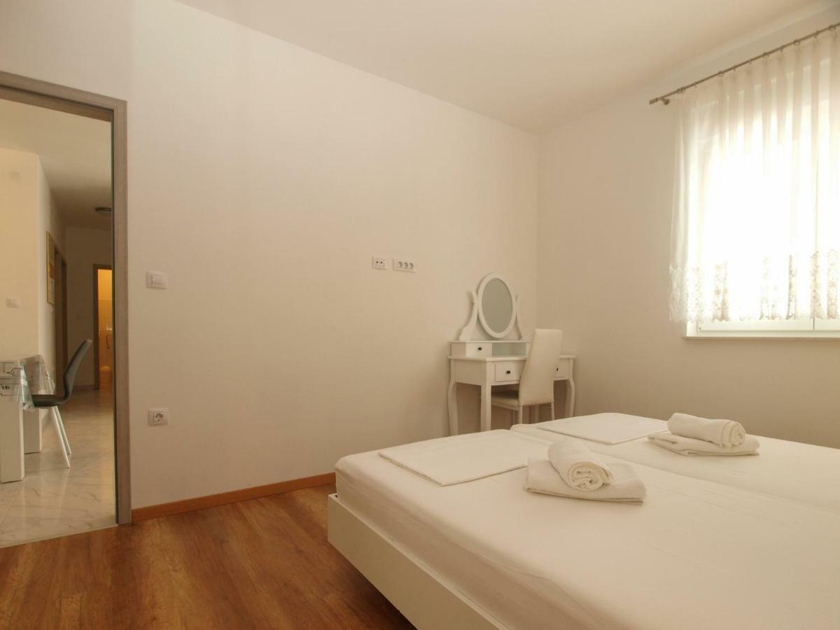 4 Stars Apartments-Pikula Fazana Bagian luar foto