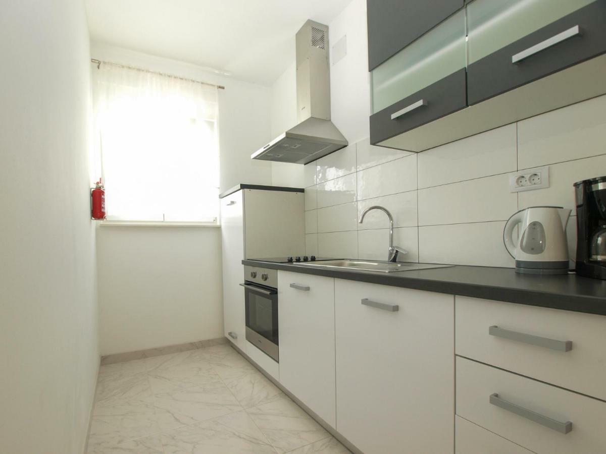 4 Stars Apartments-Pikula Fazana Bagian luar foto