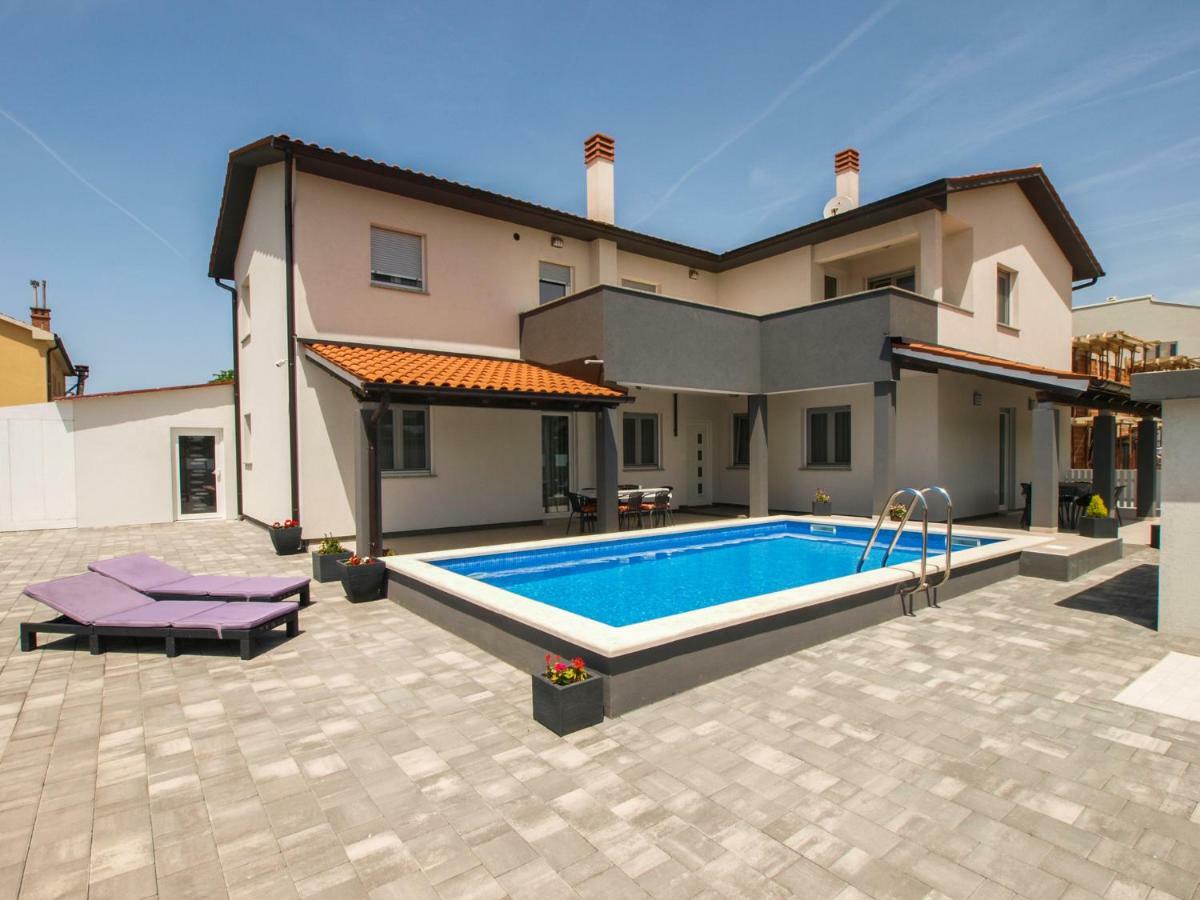 4 Stars Apartments-Pikula Fazana Bagian luar foto
