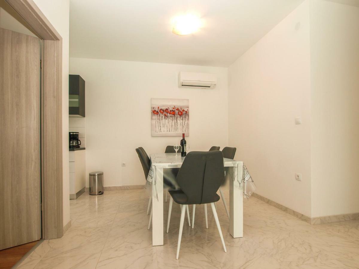 4 Stars Apartments-Pikula Fazana Bagian luar foto