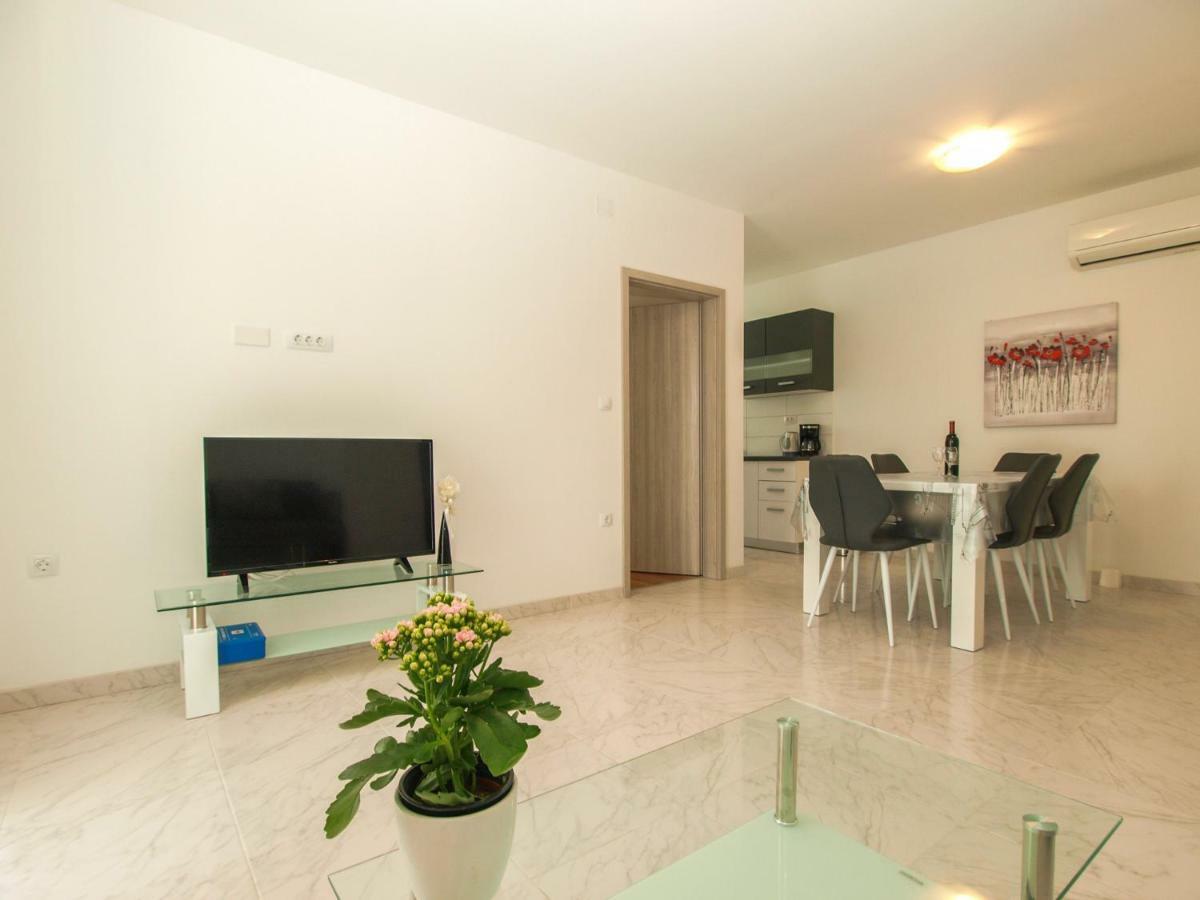 4 Stars Apartments-Pikula Fazana Bagian luar foto