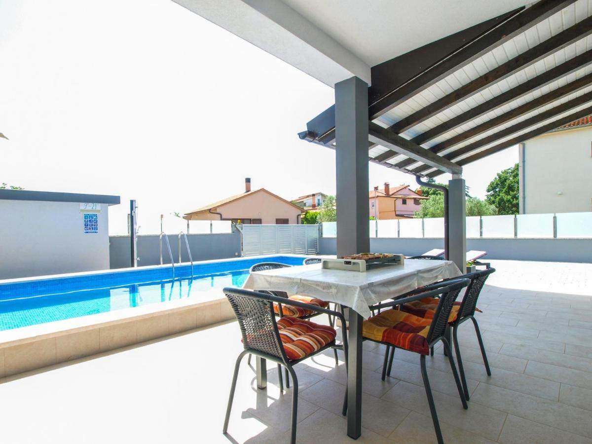 4 Stars Apartments-Pikula Fazana Bagian luar foto