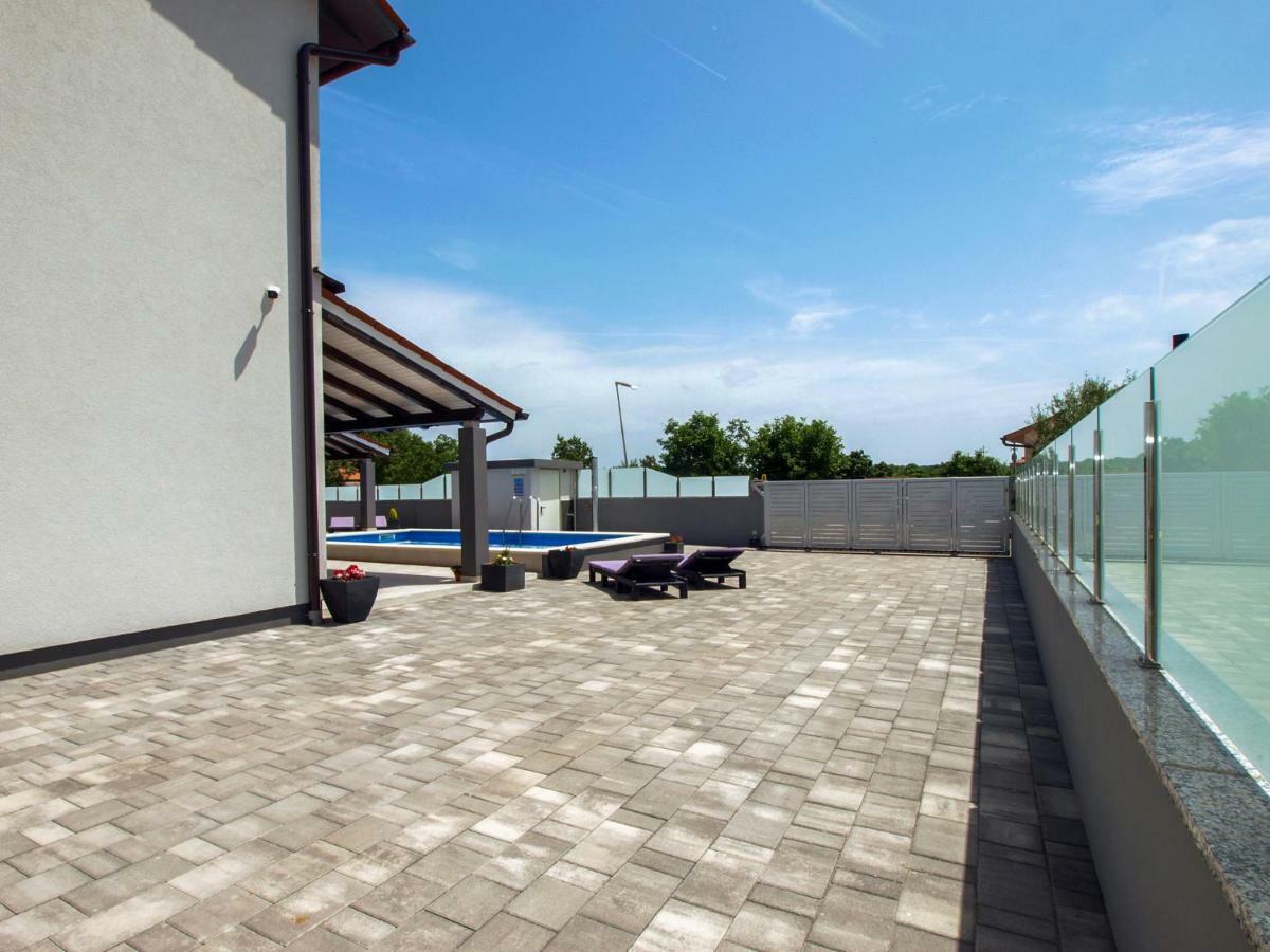 4 Stars Apartments-Pikula Fazana Bagian luar foto