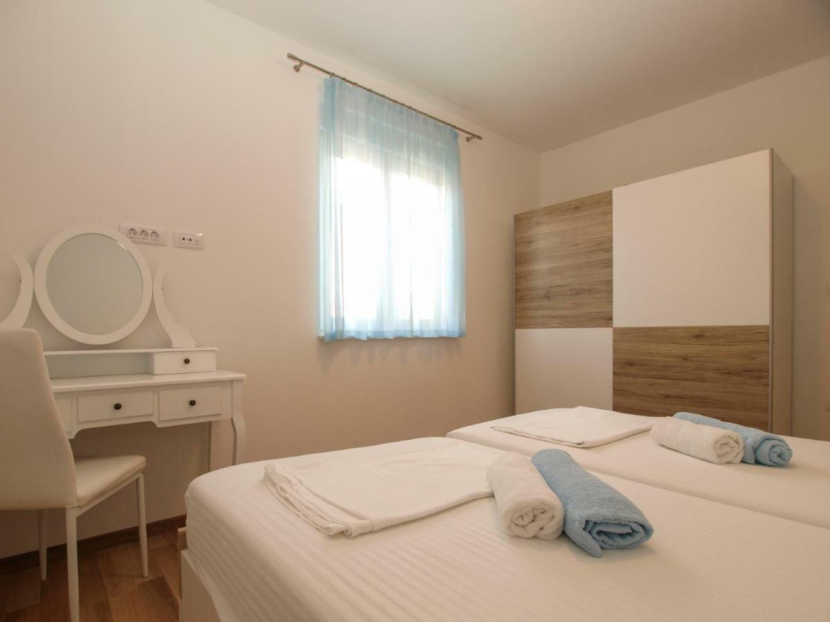 4 Stars Apartments-Pikula Fazana Bagian luar foto