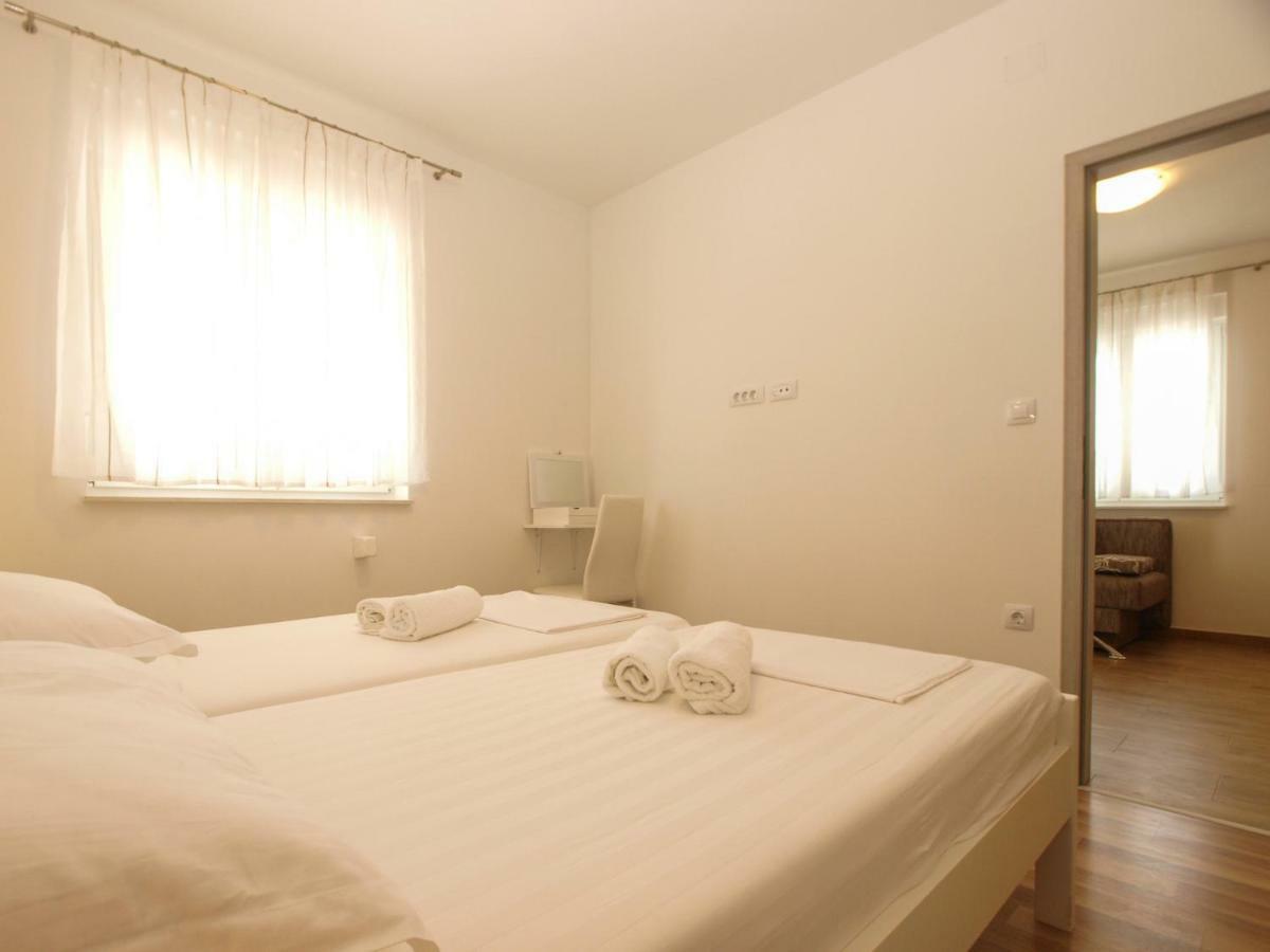 4 Stars Apartments-Pikula Fazana Bagian luar foto