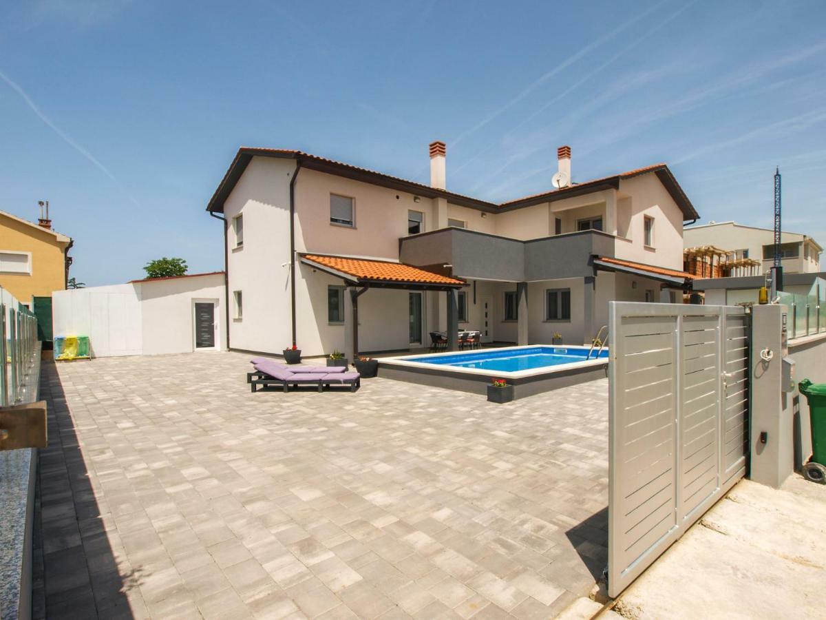 4 Stars Apartments-Pikula Fazana Bagian luar foto