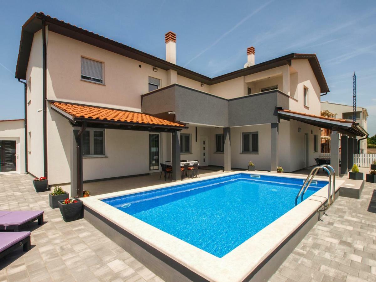 4 Stars Apartments-Pikula Fazana Bagian luar foto