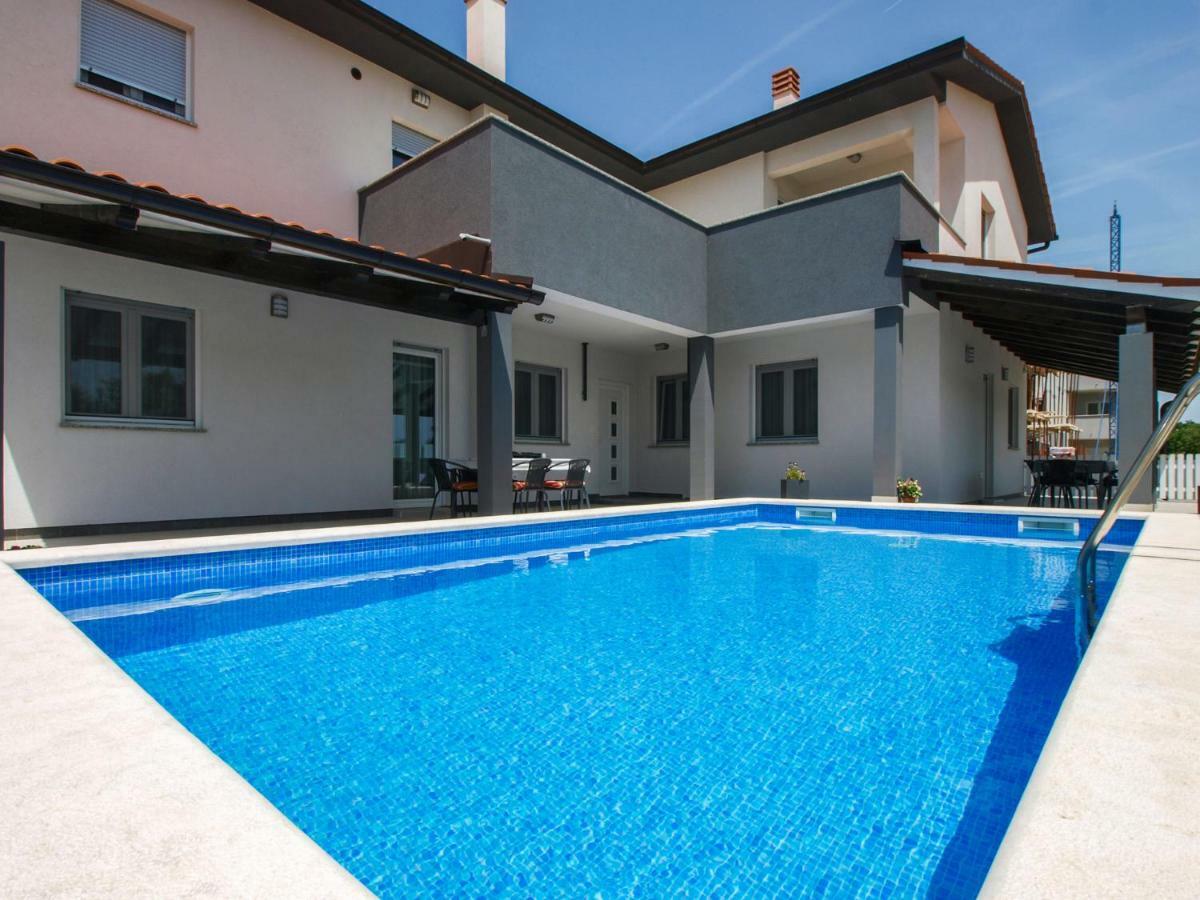 4 Stars Apartments-Pikula Fazana Bagian luar foto