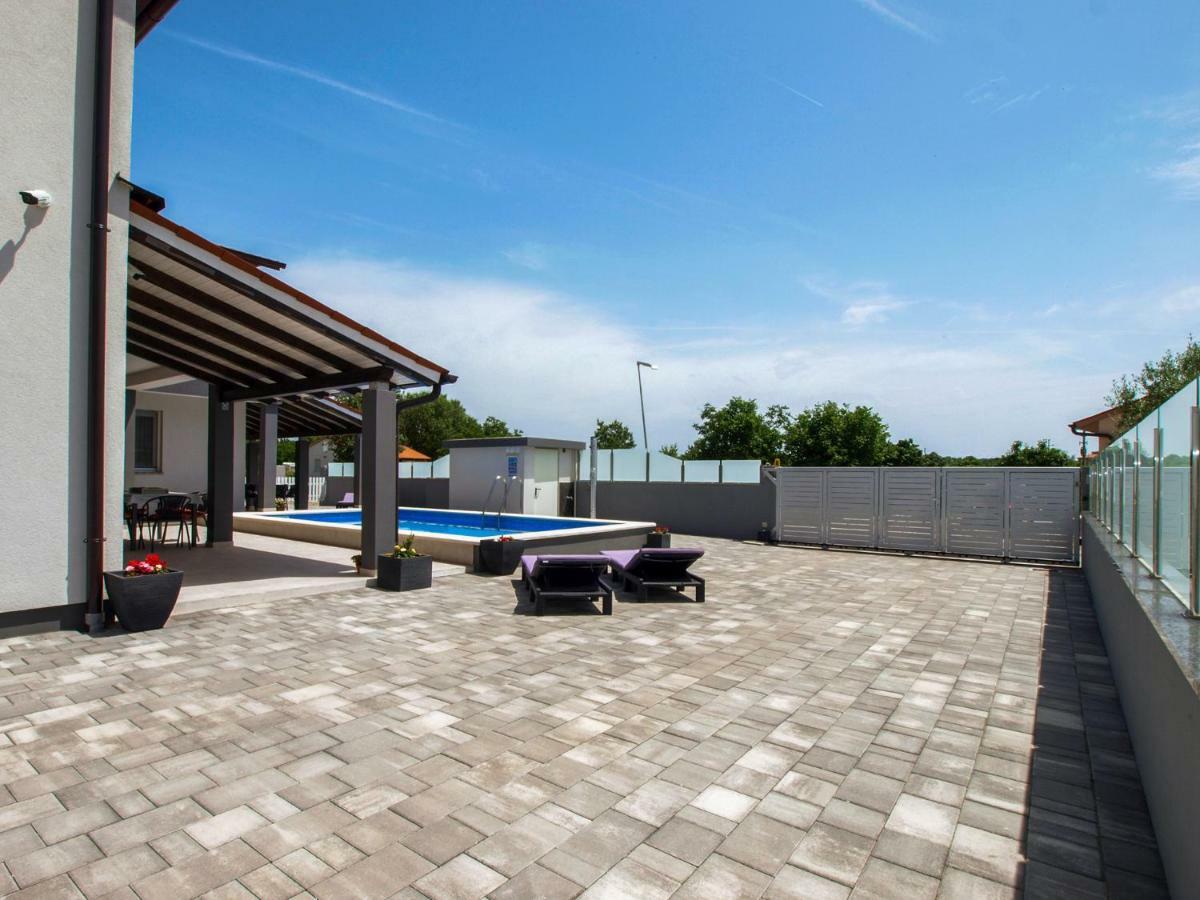 4 Stars Apartments-Pikula Fazana Bagian luar foto