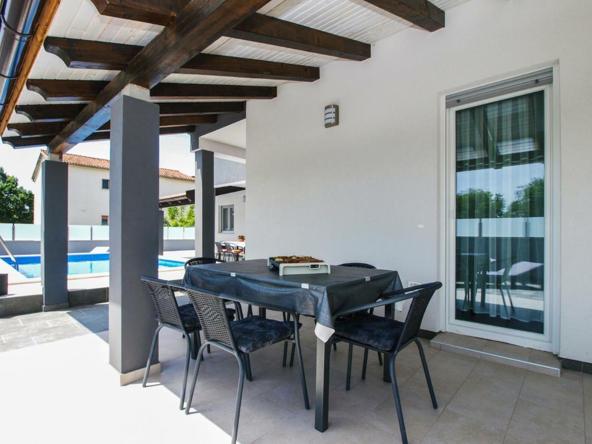 4 Stars Apartments-Pikula Fazana Bagian luar foto