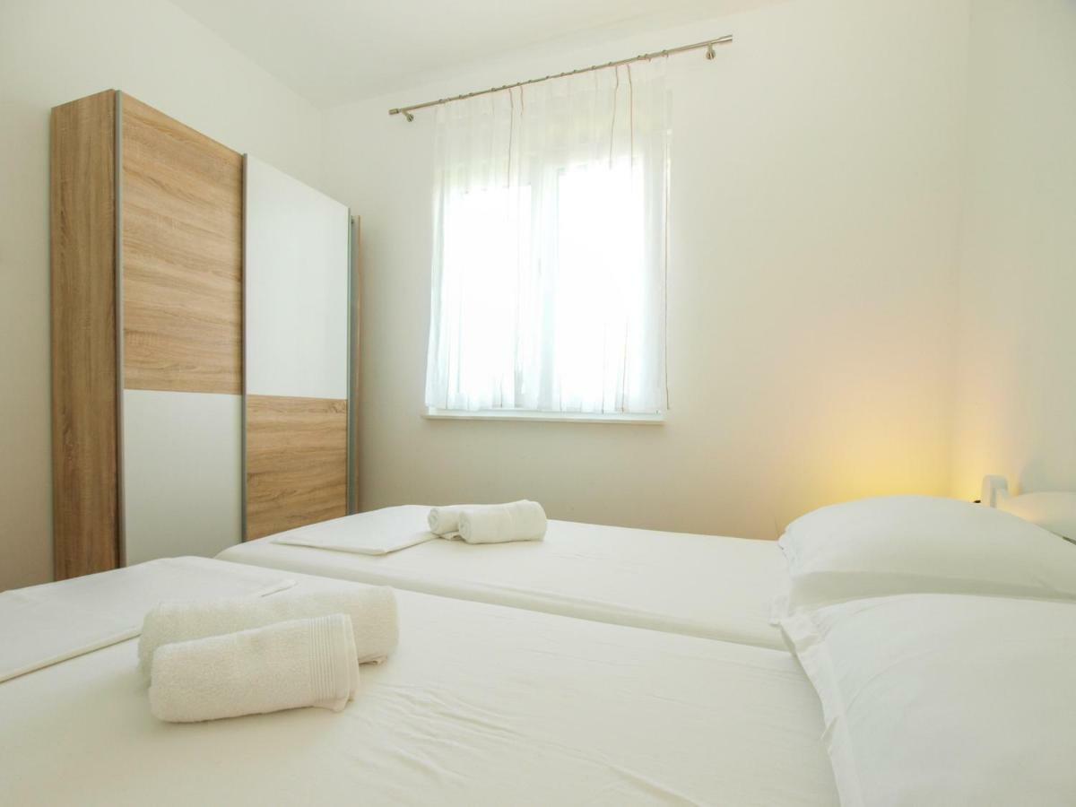 4 Stars Apartments-Pikula Fazana Bagian luar foto