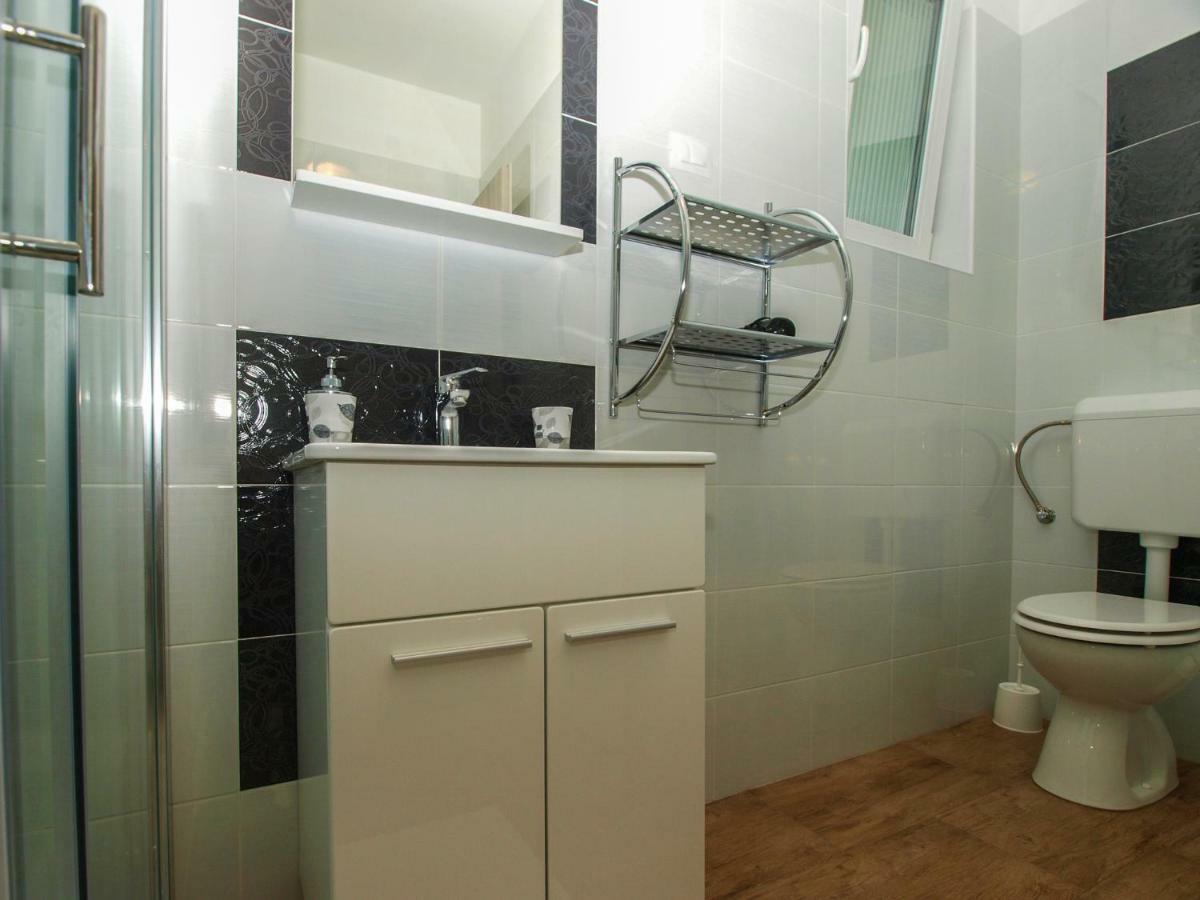 4 Stars Apartments-Pikula Fazana Bagian luar foto