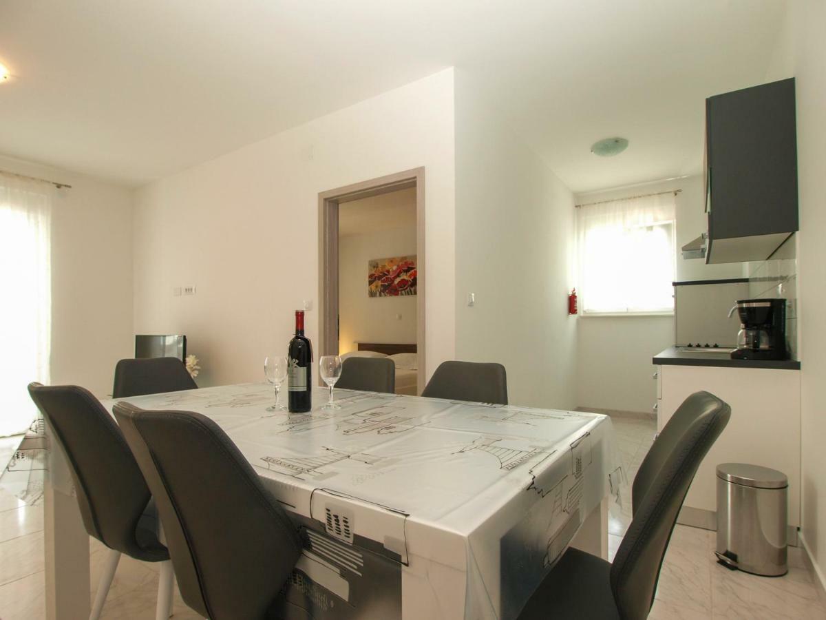 4 Stars Apartments-Pikula Fazana Bagian luar foto